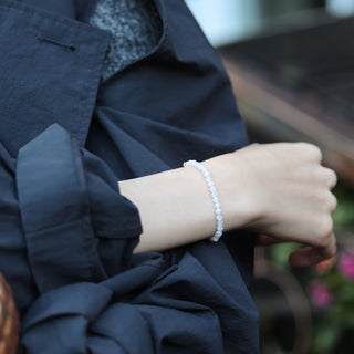 Balance-Sanfte Klarheit & Weibliche Energie – Mondstein-Armband