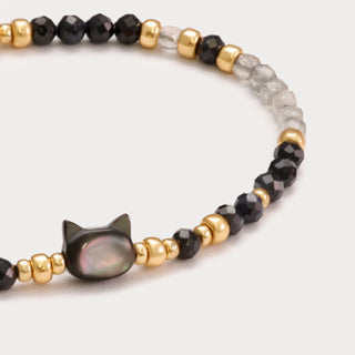 Petite-Schutz & Verspieltheit – Schwarzer Turmalin-Armband mit Perlmutt-Katzenmotiv