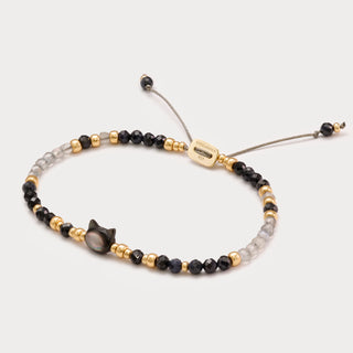Petite-Schutz & Verspieltheit – Schwarzer Turmalin-Armband mit Perlmutt-Katzenmotiv