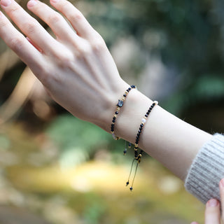 Petite-Schutz & Verspieltheit – Schwarzer Turmalin-Armband mit Perlmutt-Katzenmotiv